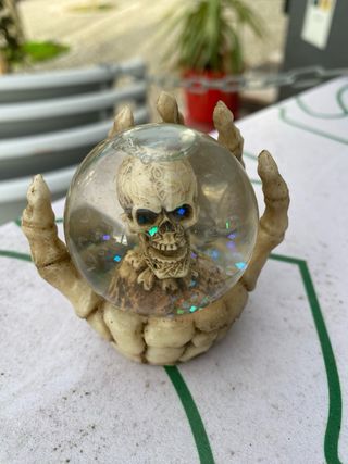 Caveira Decorativa com Charuto e Chapéu