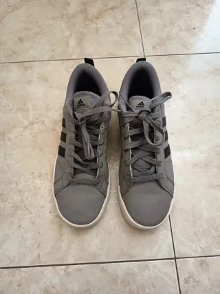 Zapatillas Adidas Grises y Negras