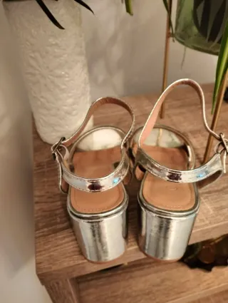 Sandalias plateadas pedrería