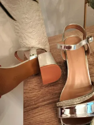 Sandalias plateadas pedrería