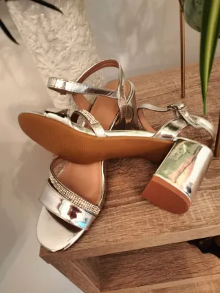 Sandalias plateadas pedrería