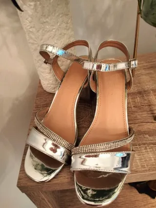 Sandalias plateadas pedrería