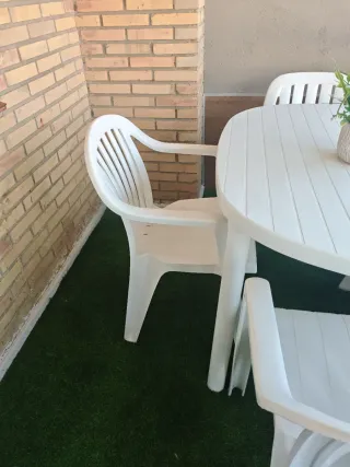 Tavolo e 6 sedie da giardino in plastica a La Antilla