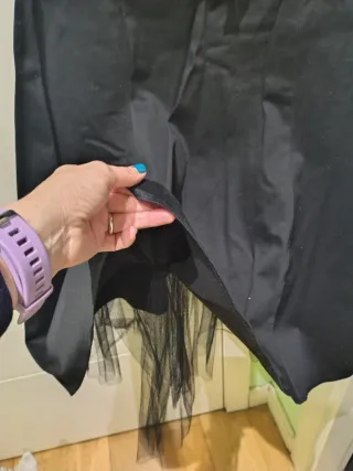 Vestido negro corto con tirantes