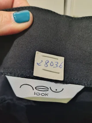 Vestido negro corto con tirantes
