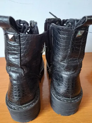 Botas negras efecto piel de cocodrilo.