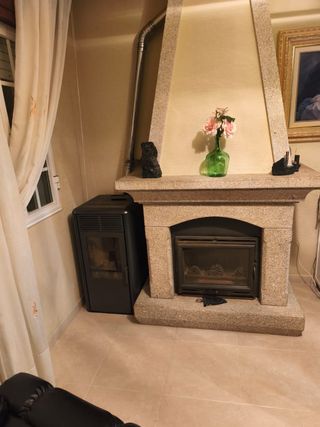 Chimenea de piedra con hogar de leña