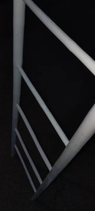 Escalera blanca de madera