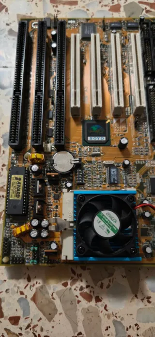 Placa Base antigua Pentium I SOYO