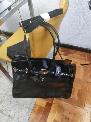Bolso negro charol con corazón