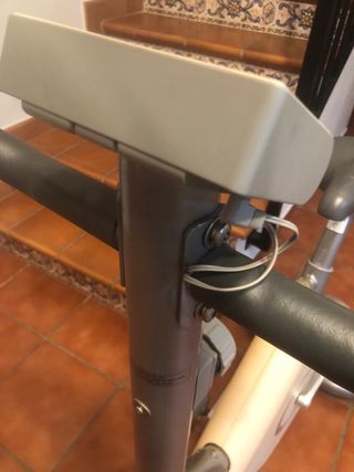 Bicicleta Estática Gris y Blanca