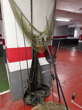 Pack Carpfishing: cañas, carretes, funda, trípode.