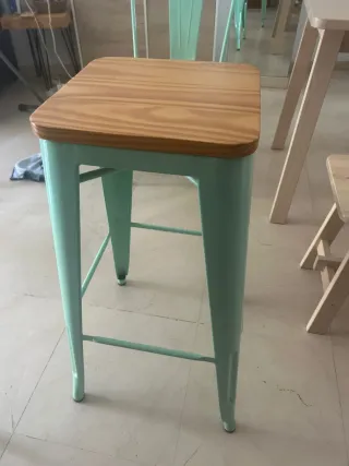 Mesa y Sillas Comedor, dos taburetes y banco