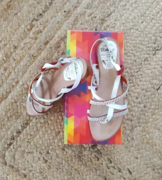 Sandalias Piel / Cuña Baja / Blanco & Brillos