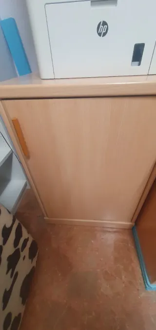 Escritorio de madera con 4 cajoneras incluidas