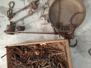 Lote de antigüedades: llaves y balanzas