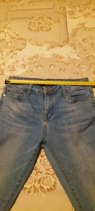 Pantalón vaquero con bordado y flecos