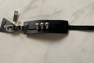 Bracciale Pilgrim Pelle Nera con Teschi Argento