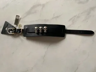 Bracciale Pilgrim Pelle Nera con Teschi Argento