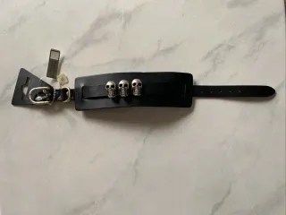 Bracciale Pilgrim Pelle Nera con Teschi Argento