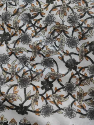 Pañuelo estampado con pequeños pompones