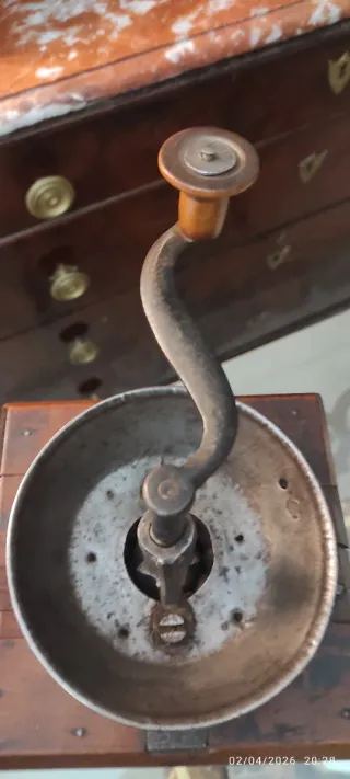 Antico macina caffè in legno