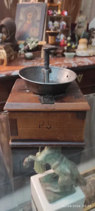 Antico macina caffè in legno