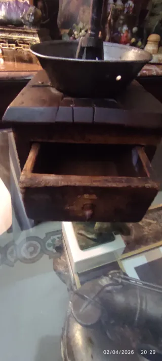 Antico macina caffè in legno