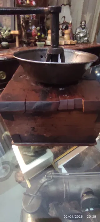 Antico macina caffè in legno