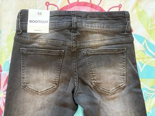 Pantalón vaquero Bershka gris bootcut