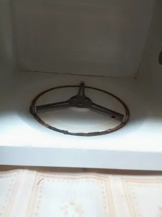 Microondas blanco con mandos giratorios