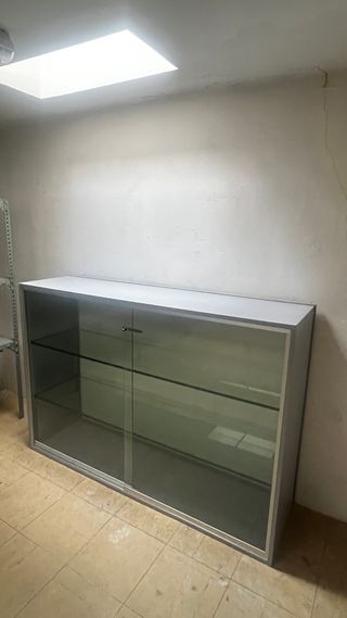 Vitrina expositora gris y cristal