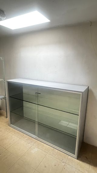 Vitrina expositora gris y cristal