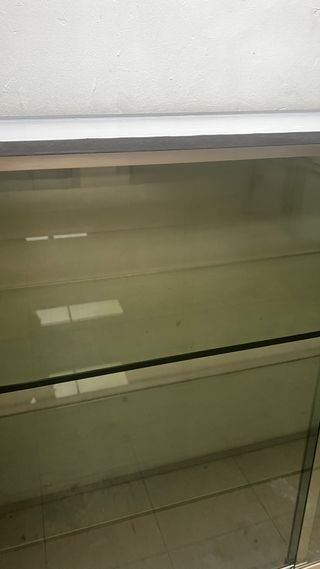 Vitrina expositora gris y cristal