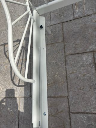 Cama infantil blanca de metal