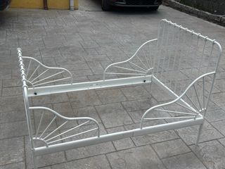 Cama infantil blanca de metal