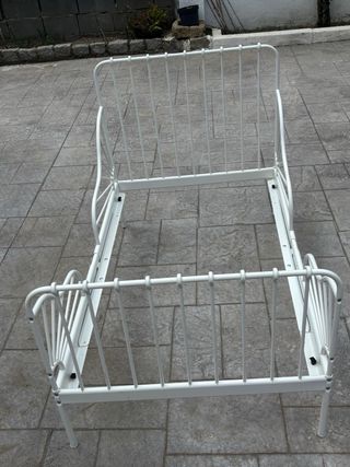 Cama infantil blanca de metal