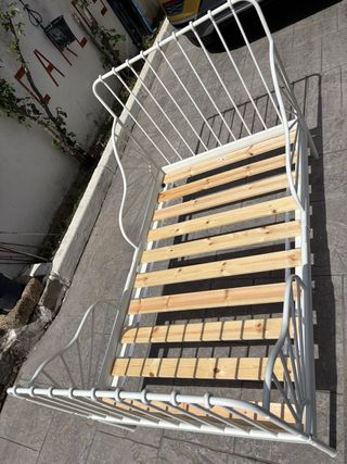 Cama infantil blanca de metal