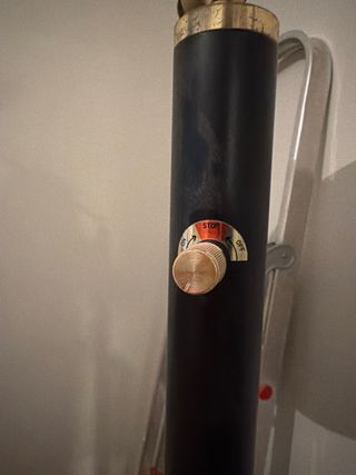 Lámpara de pie negra y dorada
