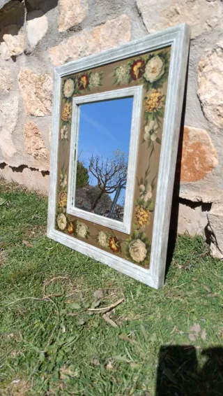 Espejo decorado con flores