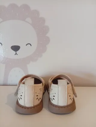 Zapatos niña beige con flores caladas