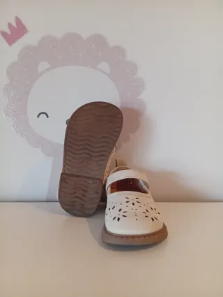 Zapatos niña beige con flores caladas