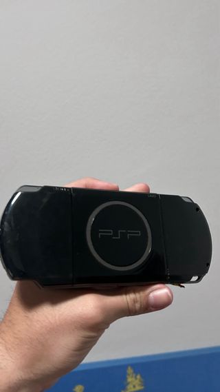 Due console portatili Sony PSP, modelli 2004 e 3004