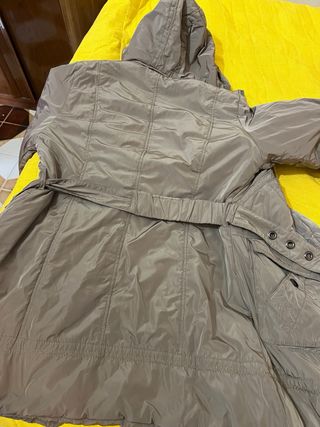 Giubbotto beige con cappuccio e cintura