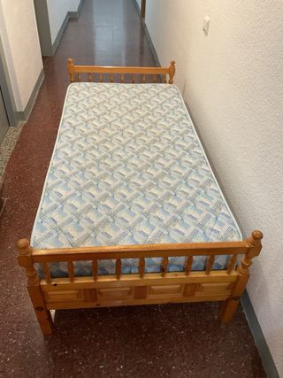 En BLANES, cama individual con somier y colchón