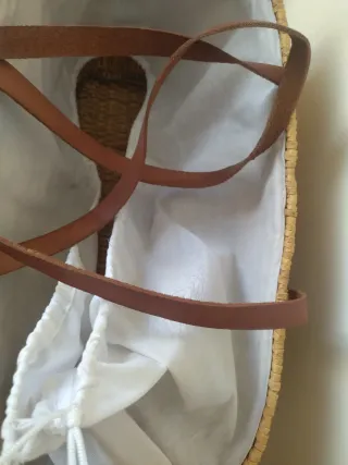 Cesta de mimbre con detalle de cuero