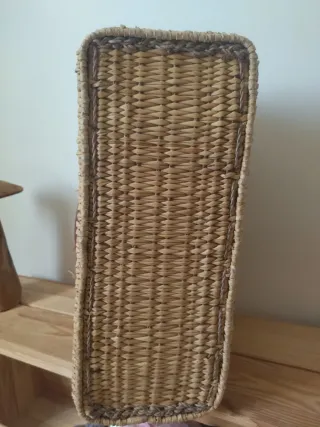 Cesta de mimbre con detalle de cuero
