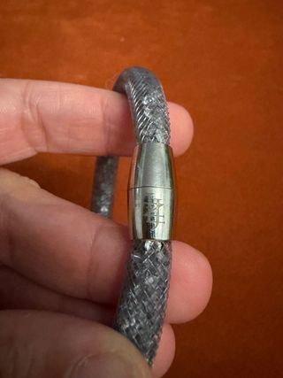 Pulsera gris imantada con brillantes