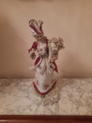 Figura de porcelana mujer con flores