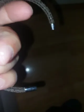 Pulsera de cuero con detalles brillantes